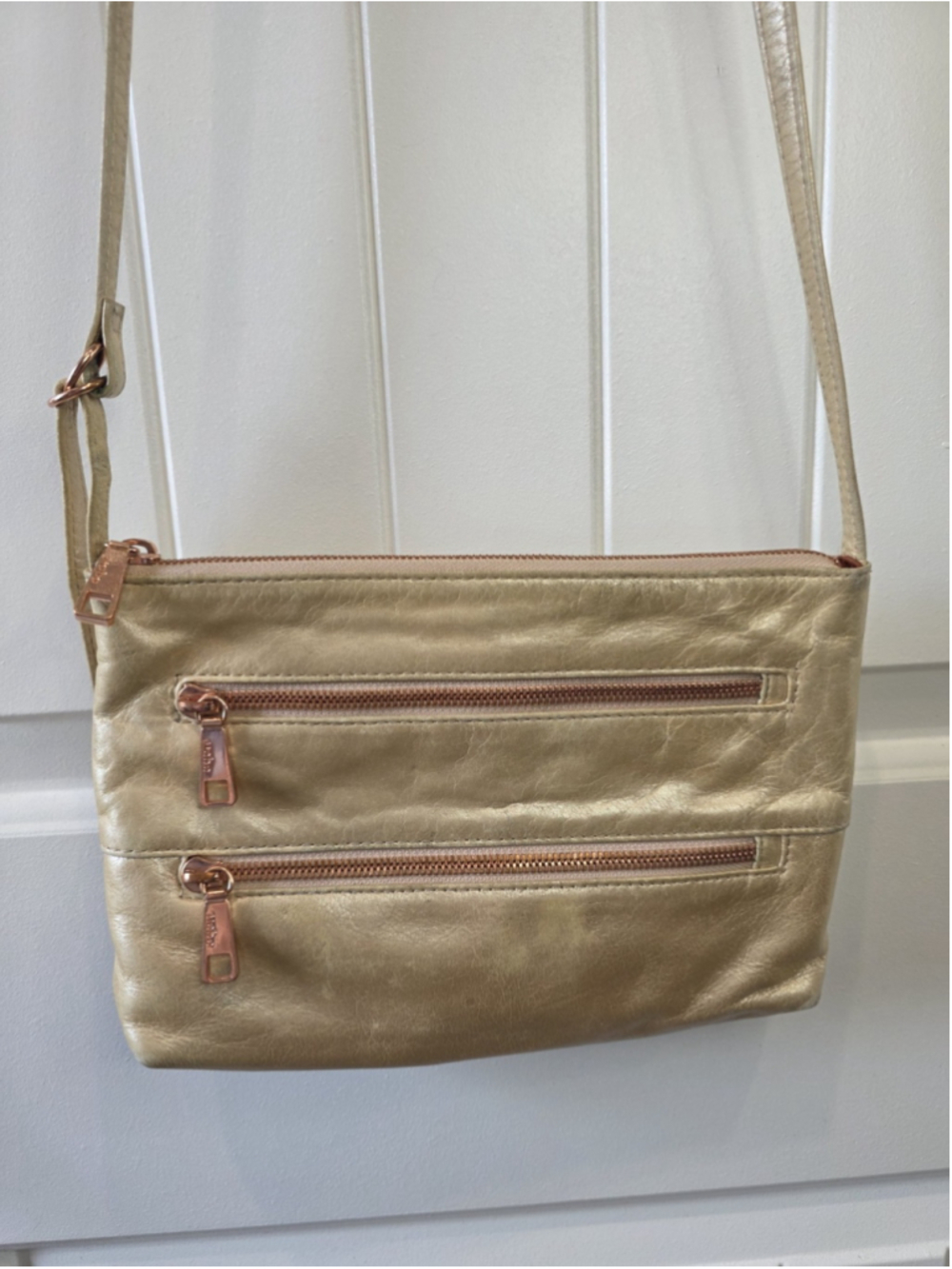 HOBO The Original Metallic Gold Leather Crossbody Bag Rose Gold Hardware Travel - Picture 2 of 16